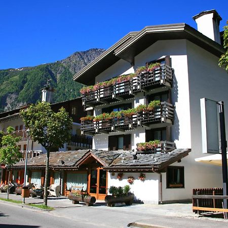 Hotel Les Jumeaux Courmayeur Buitenkant foto