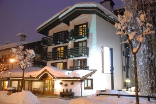 Hotel Les Jumeaux Courmayeur Buitenkant foto