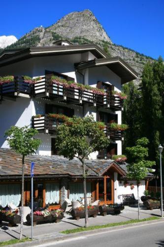 Hotel Les Jumeaux Courmayeur Buitenkant foto