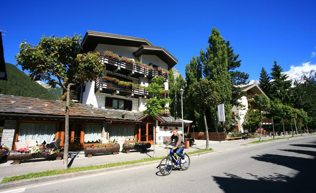 Hotel Les Jumeaux Courmayeur Buitenkant foto