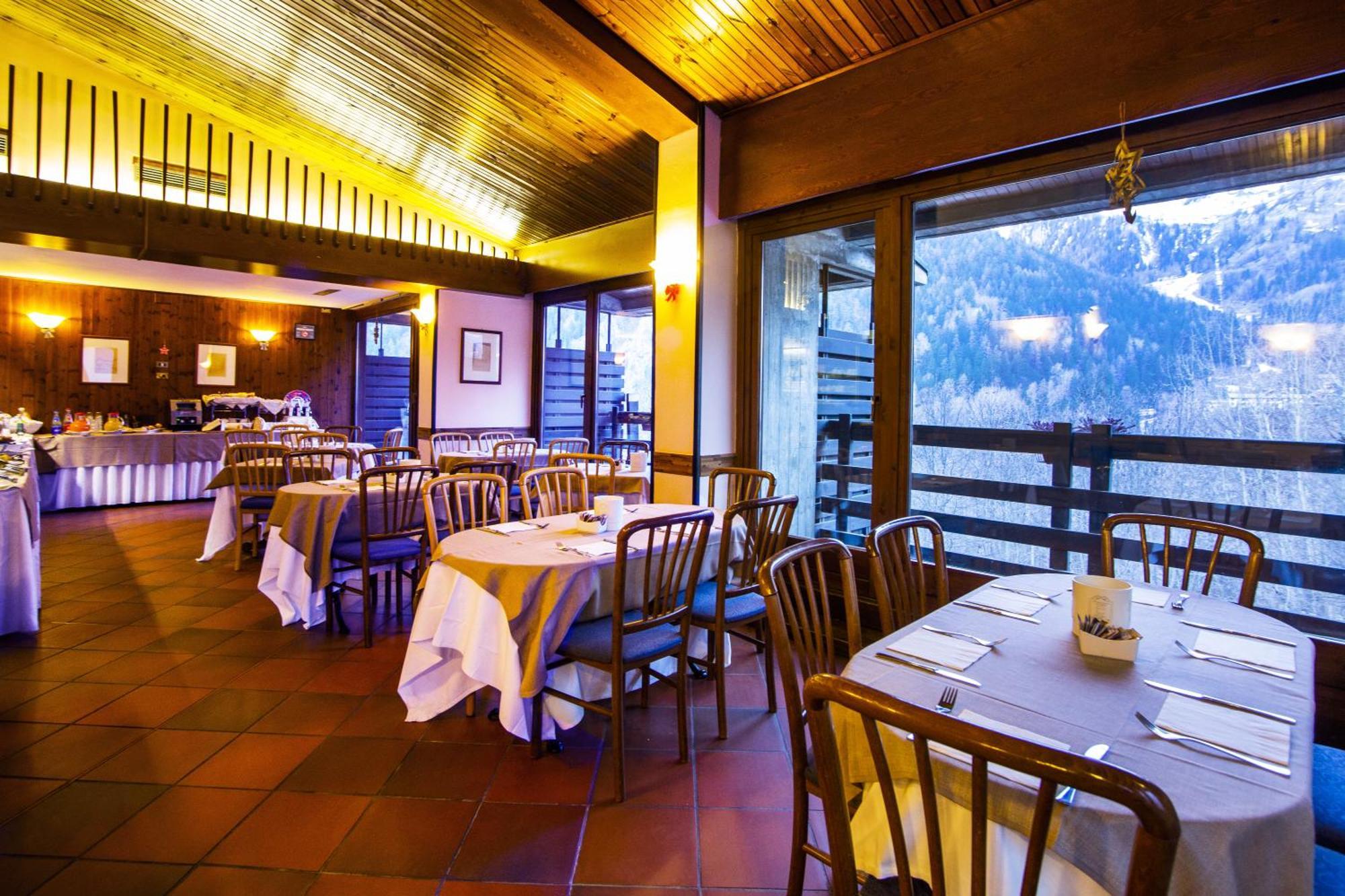 Hotel Les Jumeaux Courmayeur Buitenkant foto