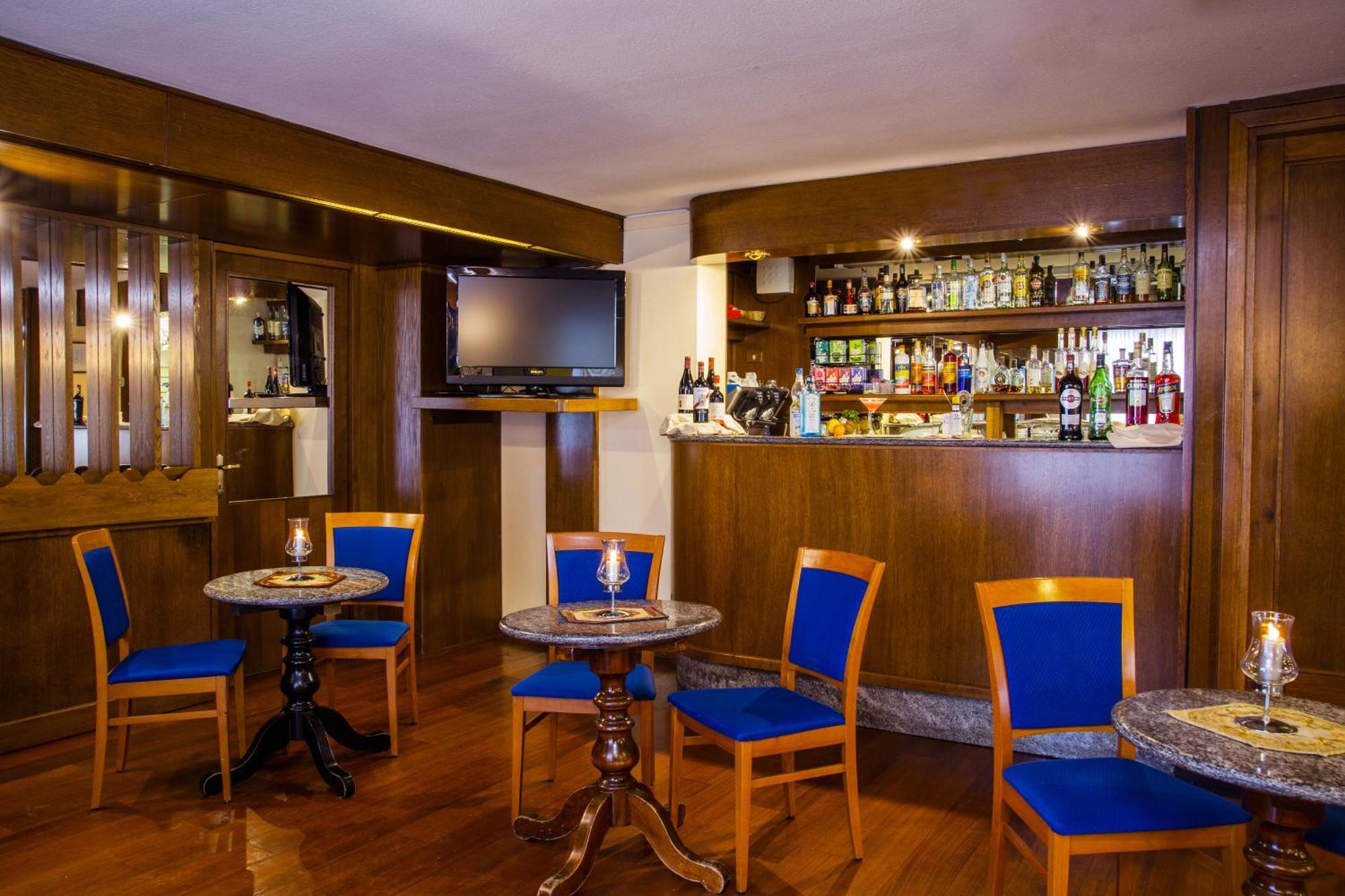 Hotel Les Jumeaux Courmayeur Buitenkant foto
