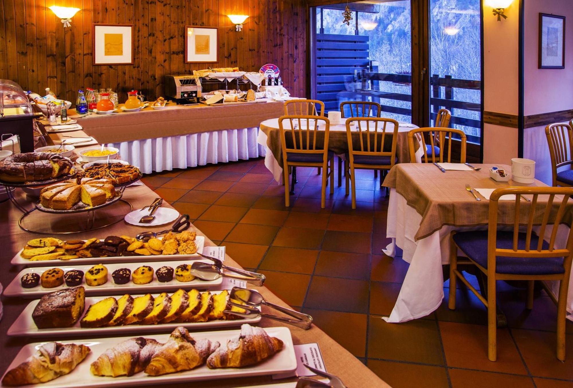 Hotel Les Jumeaux Courmayeur Buitenkant foto