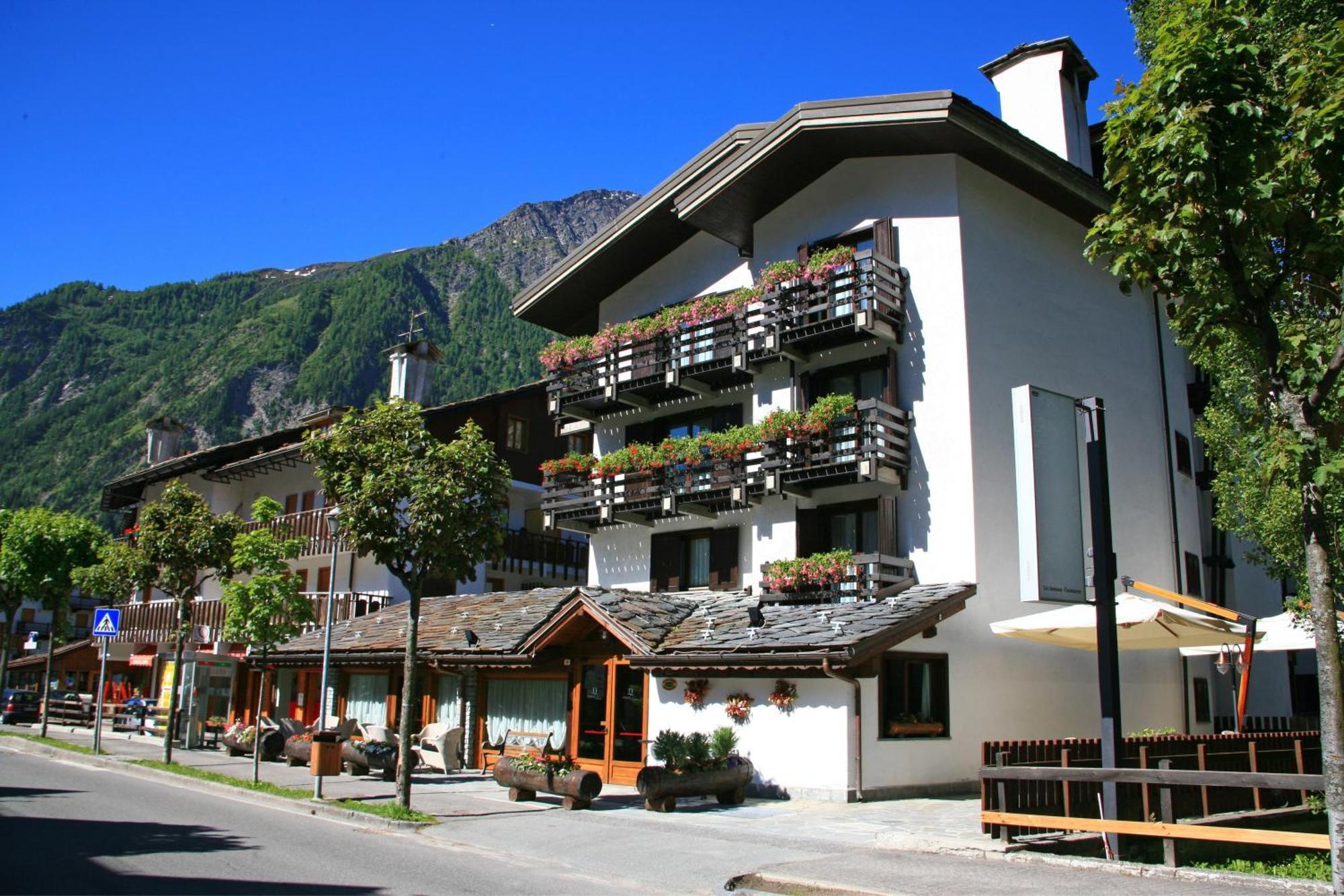 Hotel Les Jumeaux Courmayeur Buitenkant foto