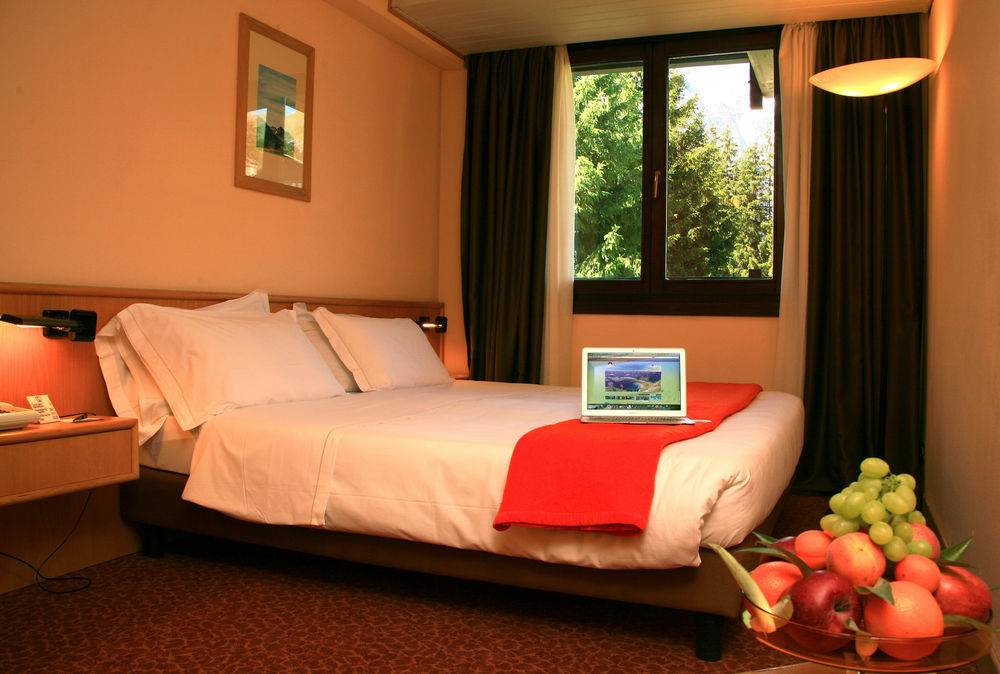 Hotel Les Jumeaux Courmayeur Buitenkant foto