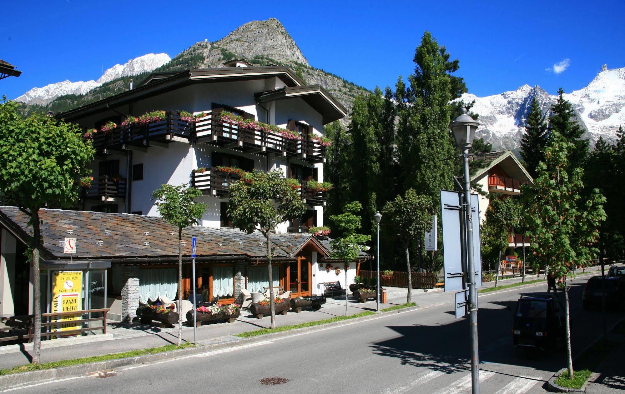 Hotel Les Jumeaux Courmayeur Buitenkant foto
