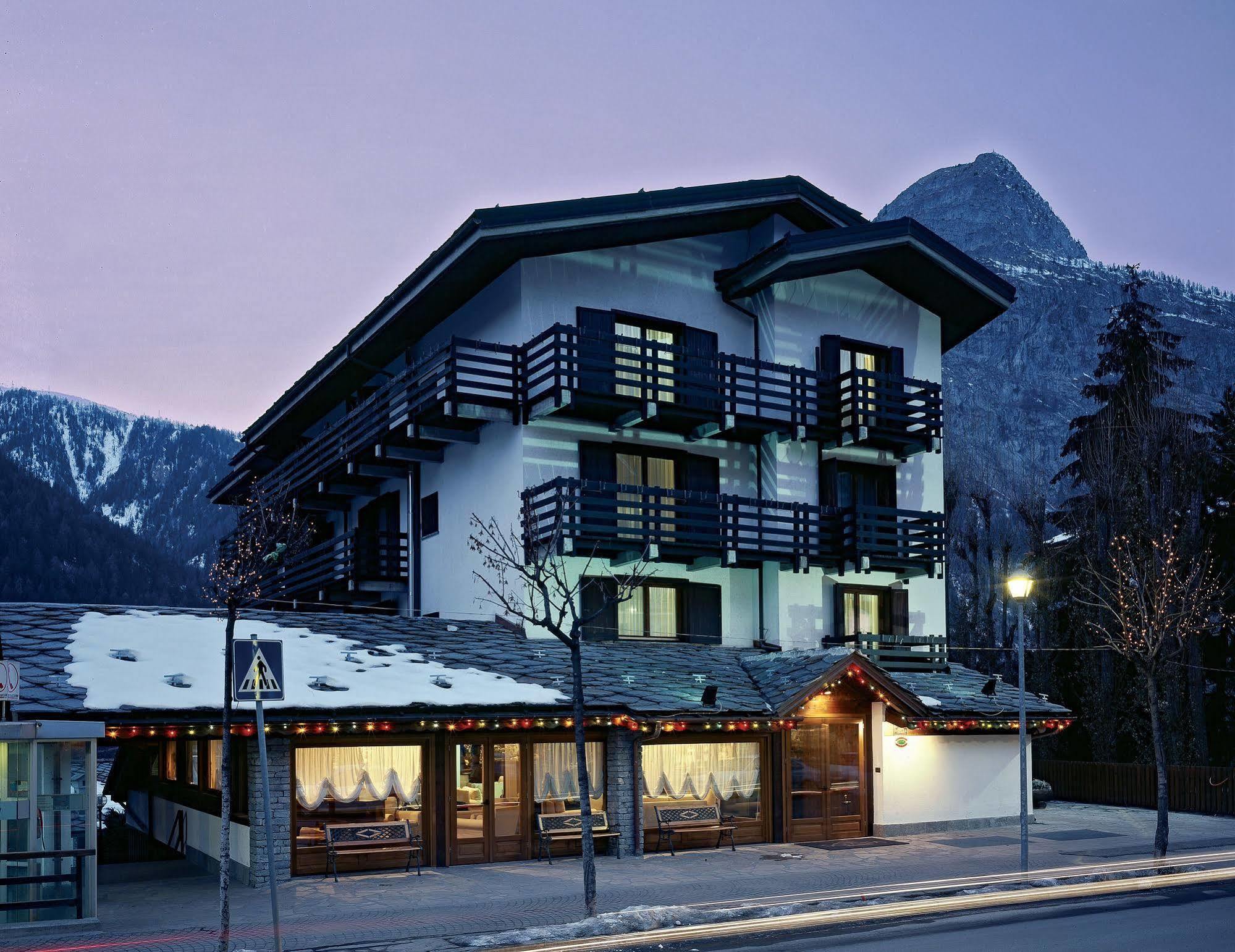 Hotel Les Jumeaux Courmayeur Buitenkant foto